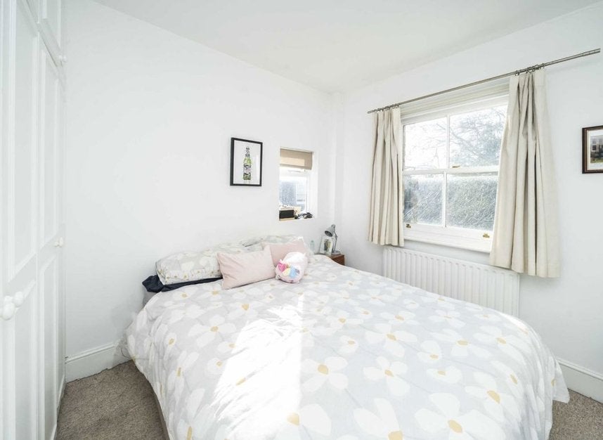Flat Lacy Road in Greater London