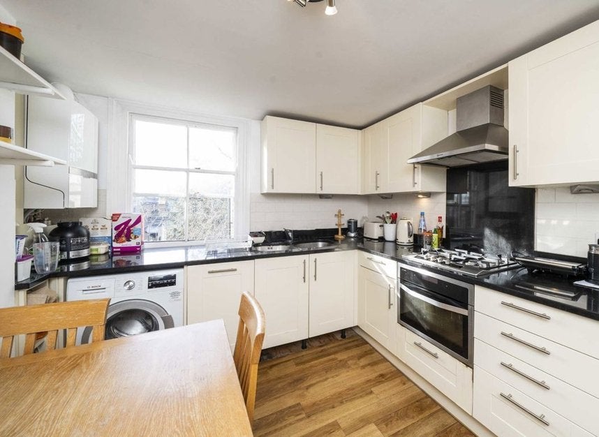 Flat Lacy Road in Greater London
