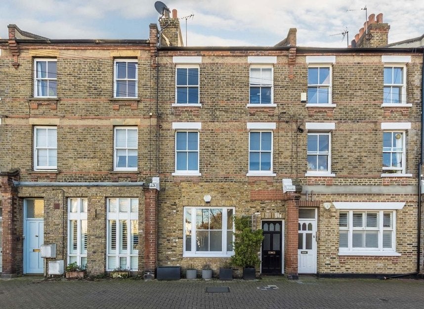 Flat Lacy Road in Greater London