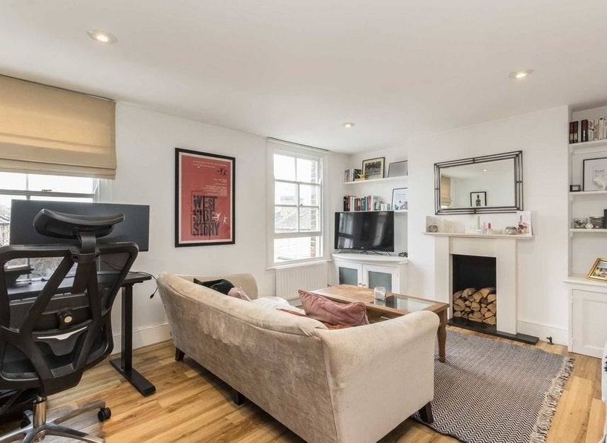Flat Lacy Road in Greater London