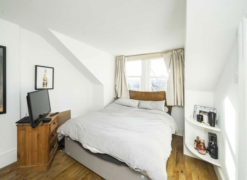 Flat Lacy Road in Greater London
