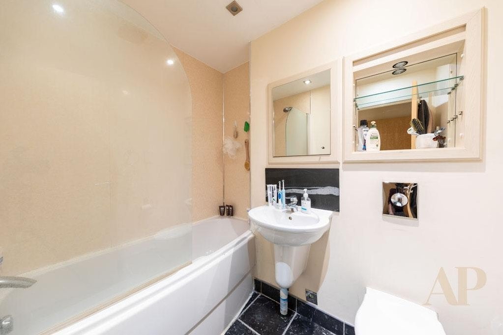 Flat Millharbour in Greater London