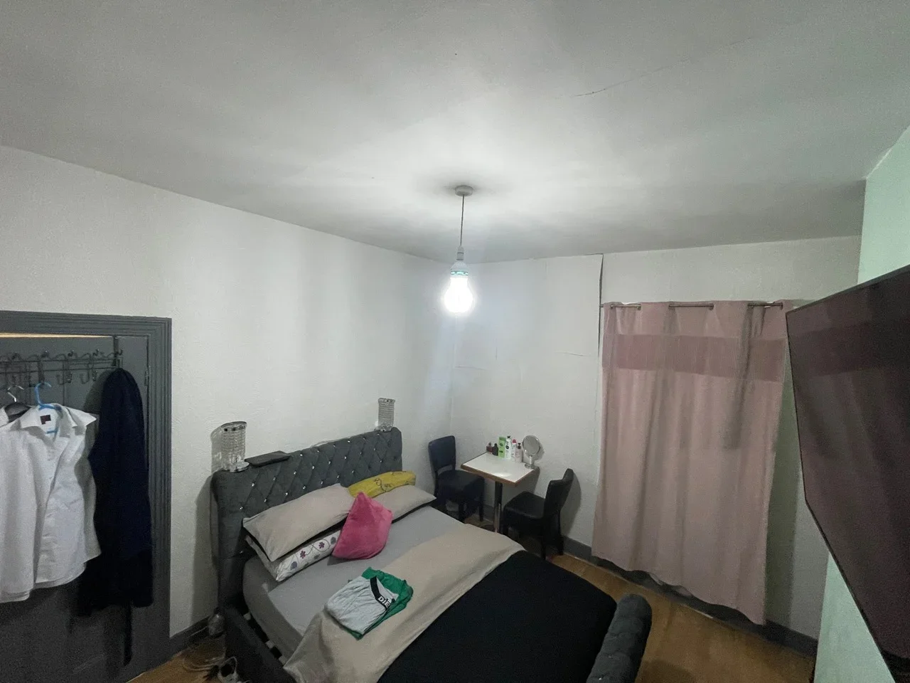Room Hoe Street in Greater London