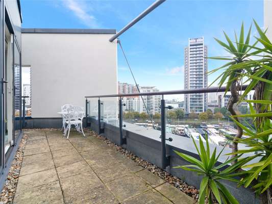 Flat Boardwalk Place in Greater London