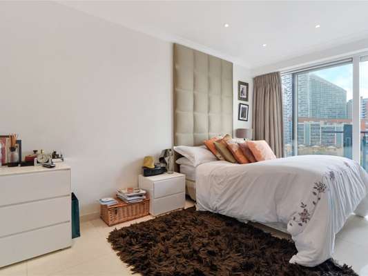 Flat Boardwalk Place in Greater London