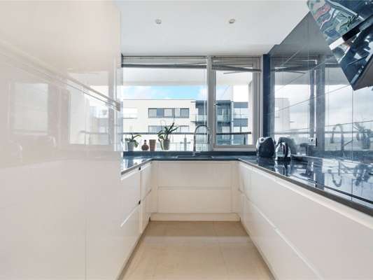 Flat Boardwalk Place in Greater London