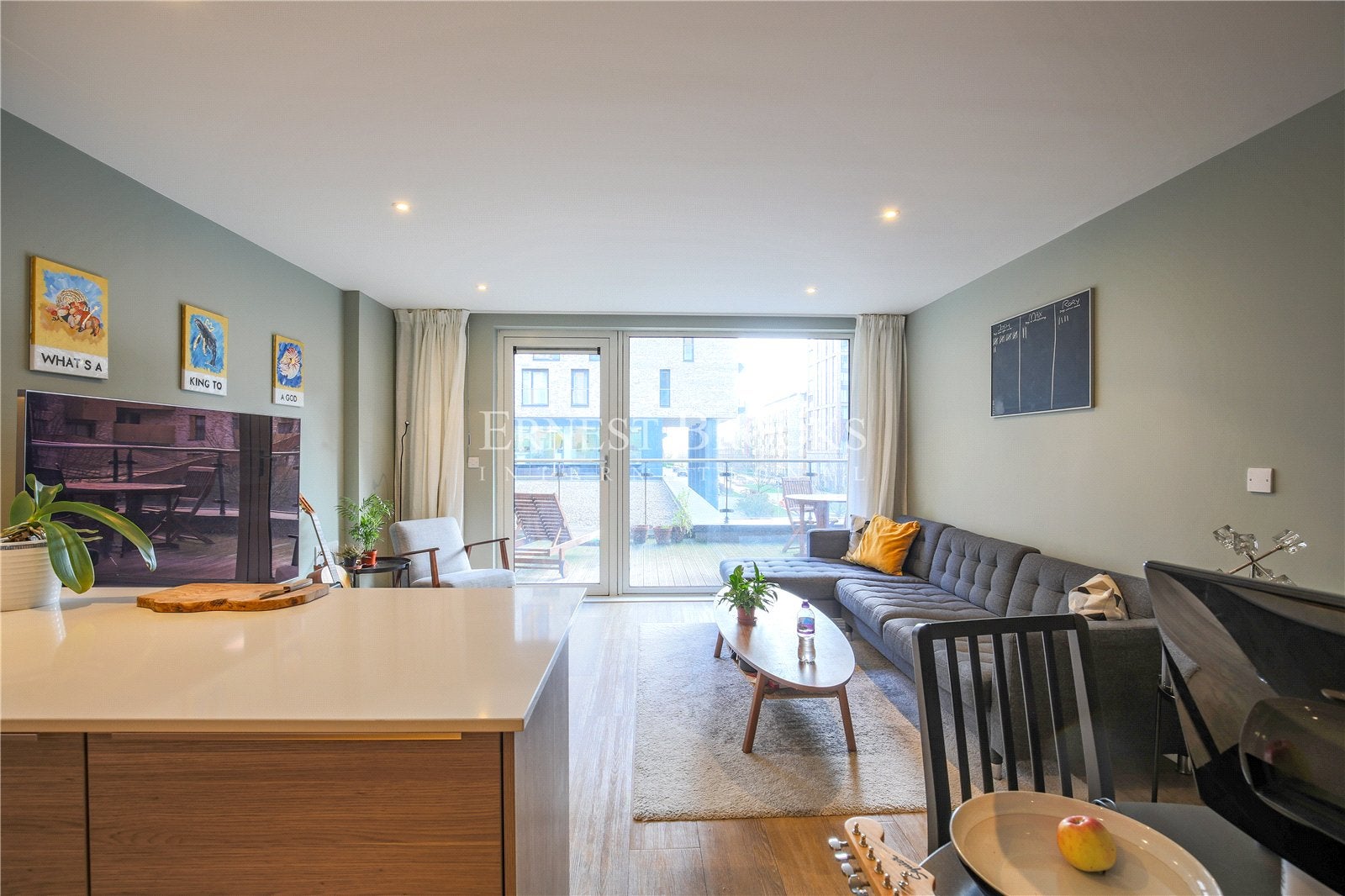 Flat Iceland Place in Greater London