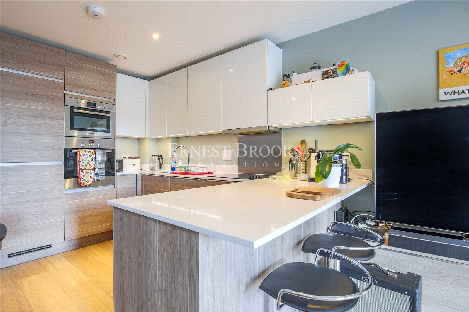 Flat Iceland Place in Greater London