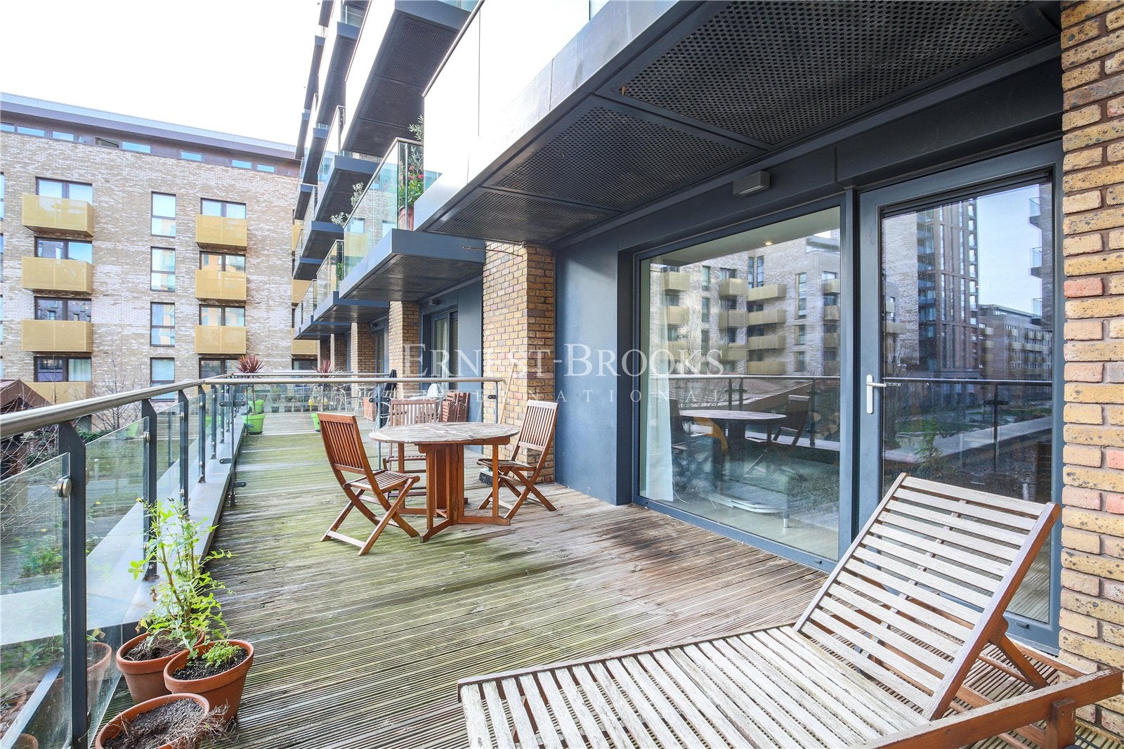 Flat Iceland Place in Greater London