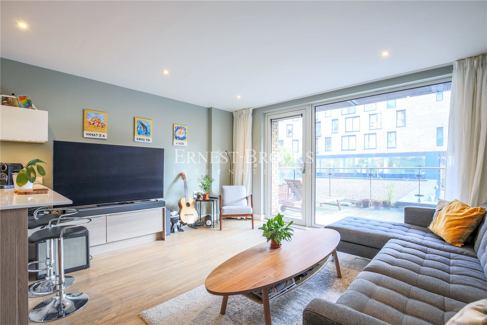 Flat Iceland Place in Greater London