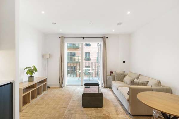 Flat Saint John's Hill in Greater London
