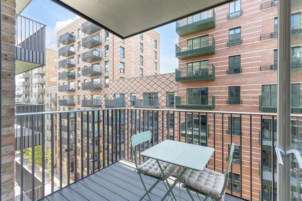 Flat Saint John's Hill in Greater London