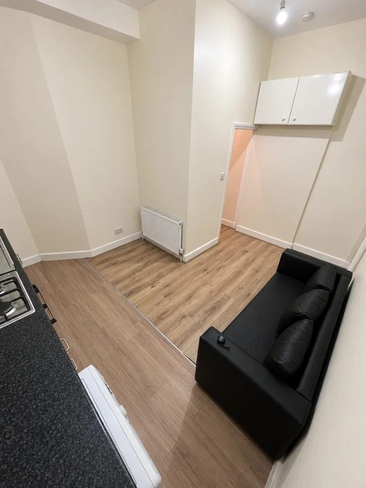 Flat Nithdale Road in Greater London