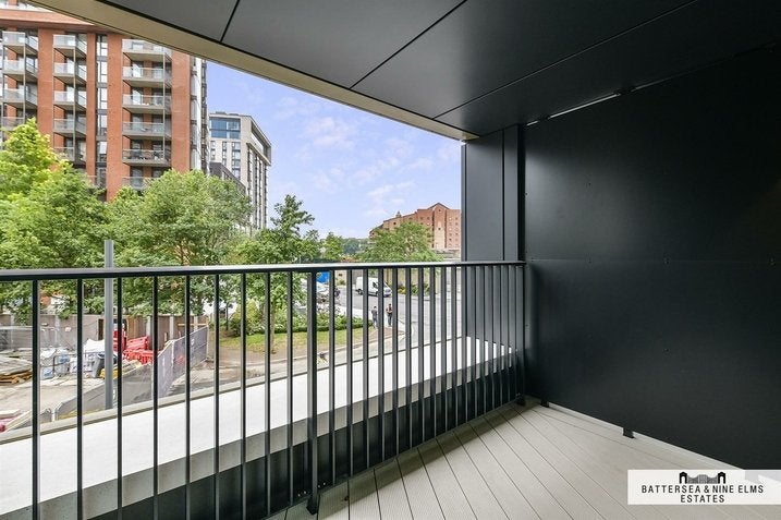 Flat Ponton Road in Greater London