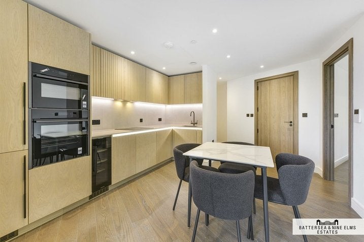 Flat Ponton Road in Greater London