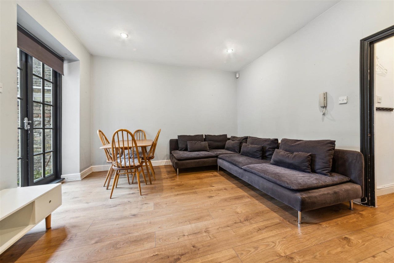 Flat Kellett Road in Greater London
