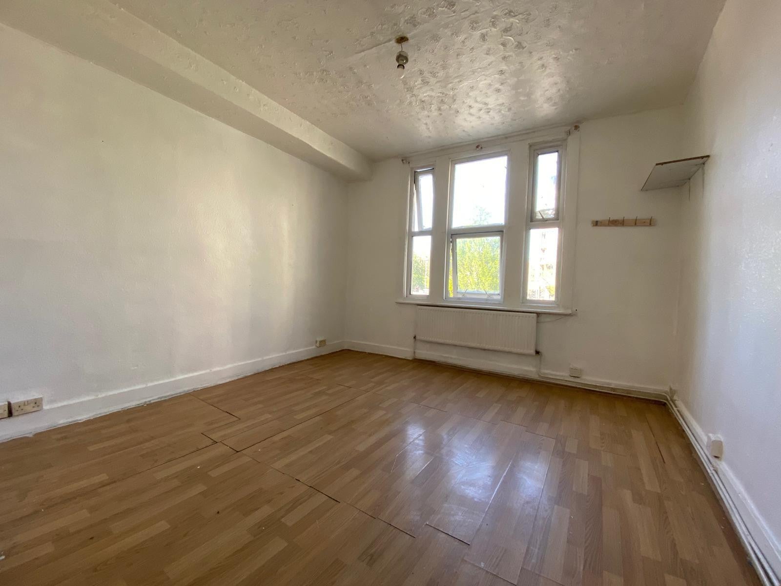 Flat Plumstead Road in Greater London