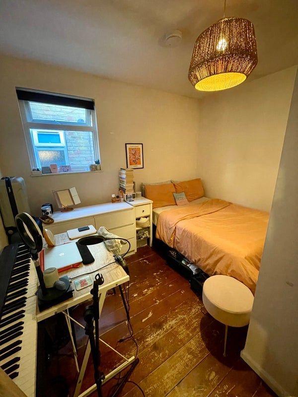 Room Hermitage Road in Greater London