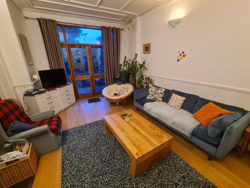 Room Astley Avenue in Greater London