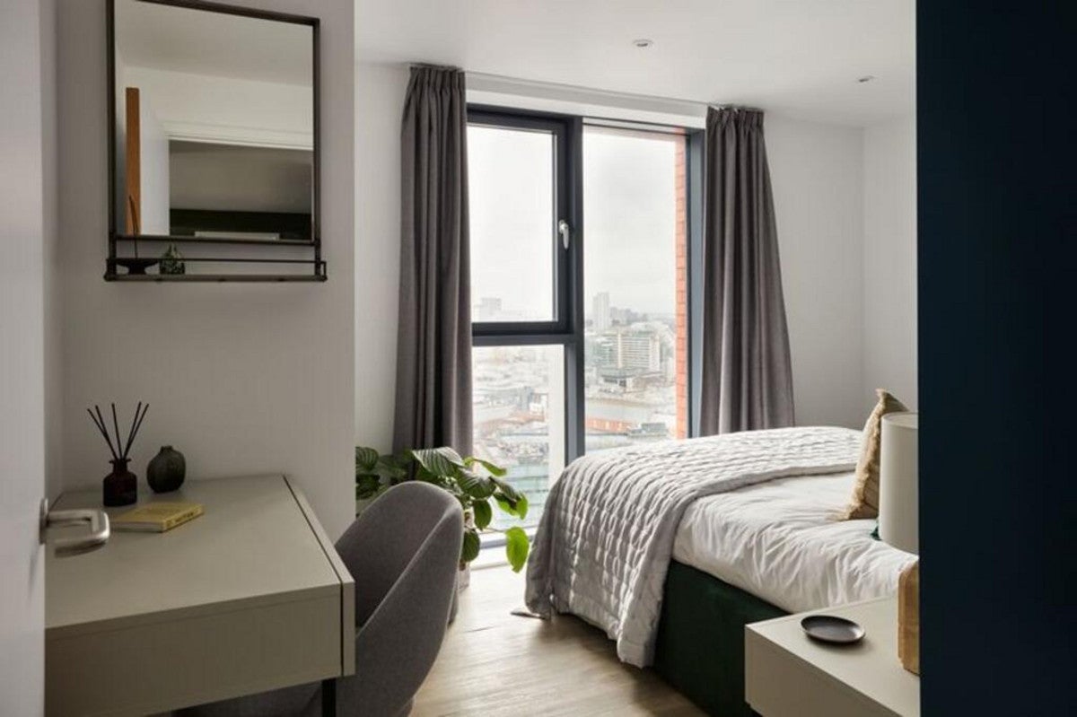 Flat Vauxhall Bridge in Greater London