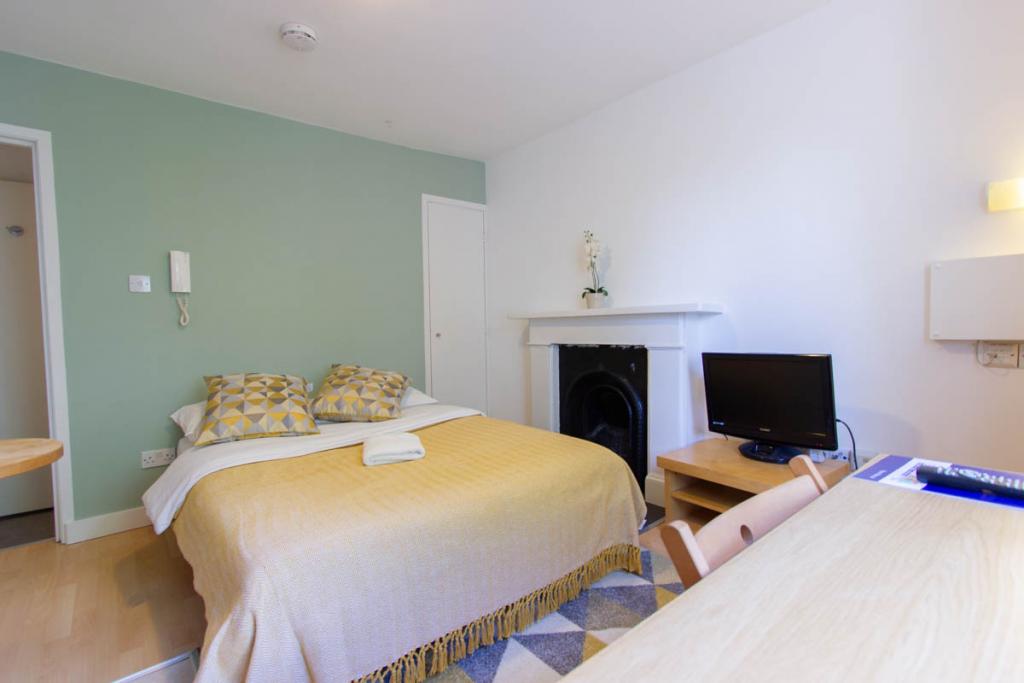 Room Penywern Road in Greater London