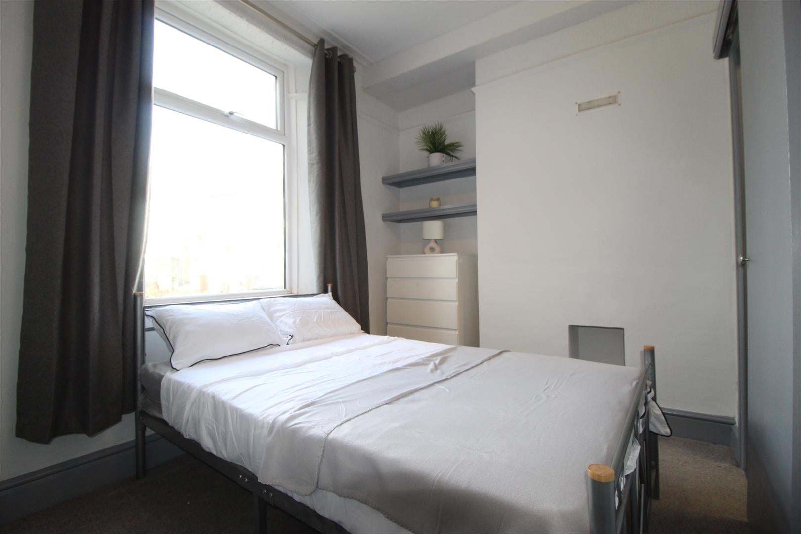 Room Woodlands Avenue in Leeds