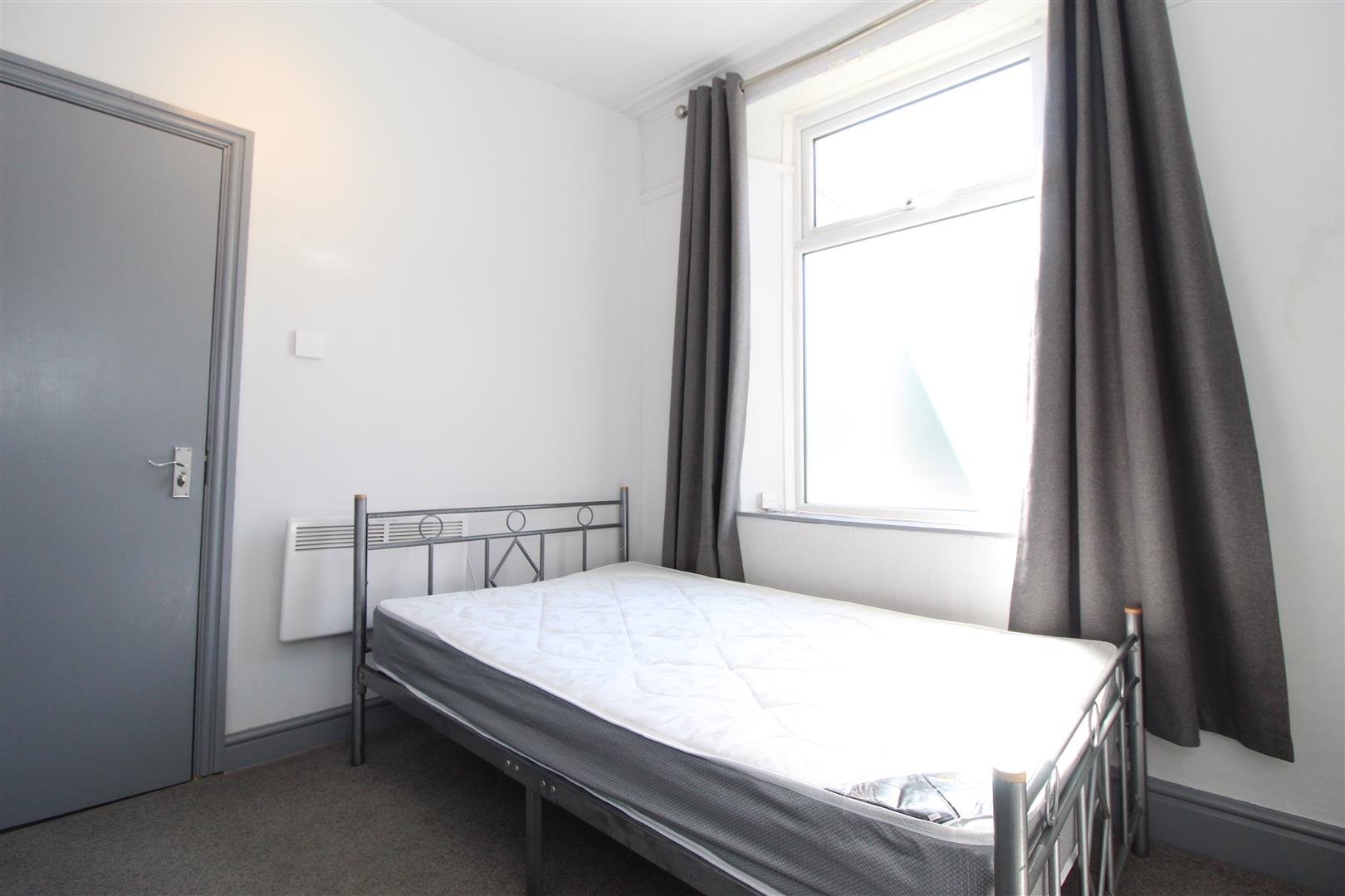 Room Woodlands Avenue in Leeds
