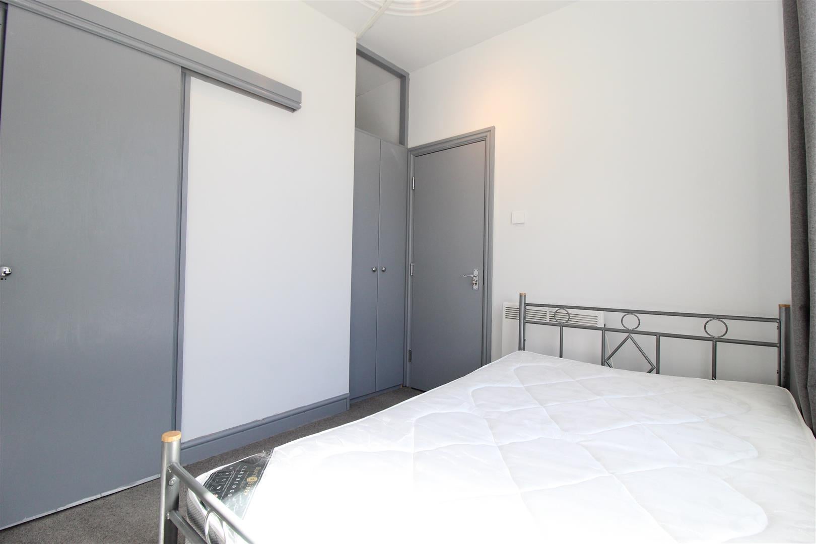 Room Woodlands Avenue in Leeds