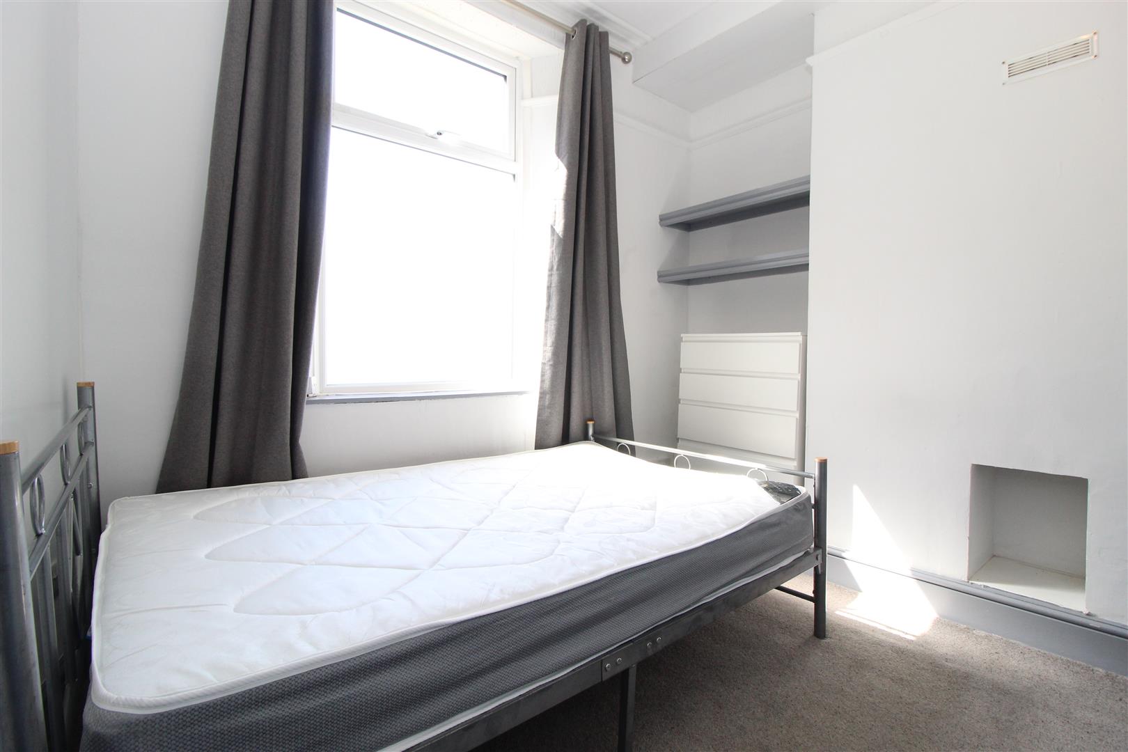 Room Woodlands Avenue in Leeds
