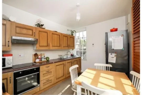 Room Vicarage Crescent in Greater London