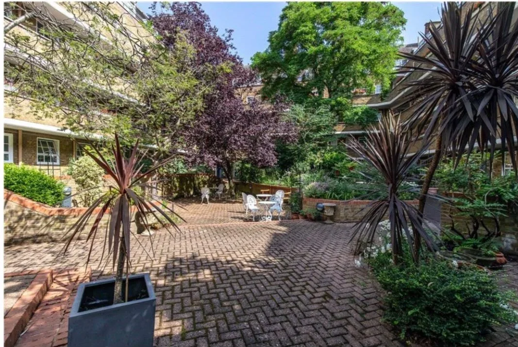Room Vicarage Crescent in Greater London