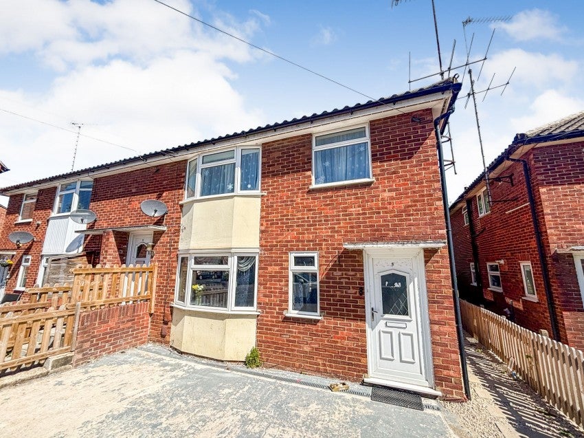 Flat Ivydene Road in Reading