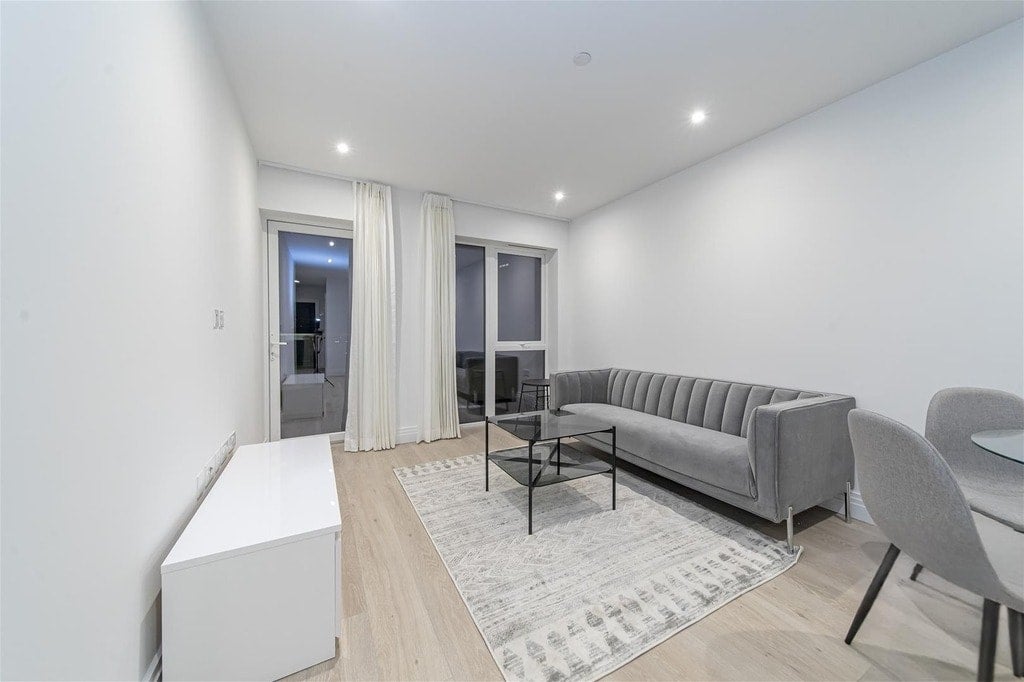 Flat New Broadway in Greater London