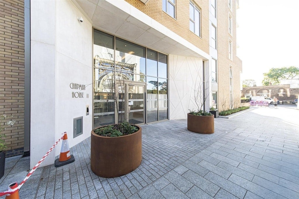 Flat New Broadway in Greater London