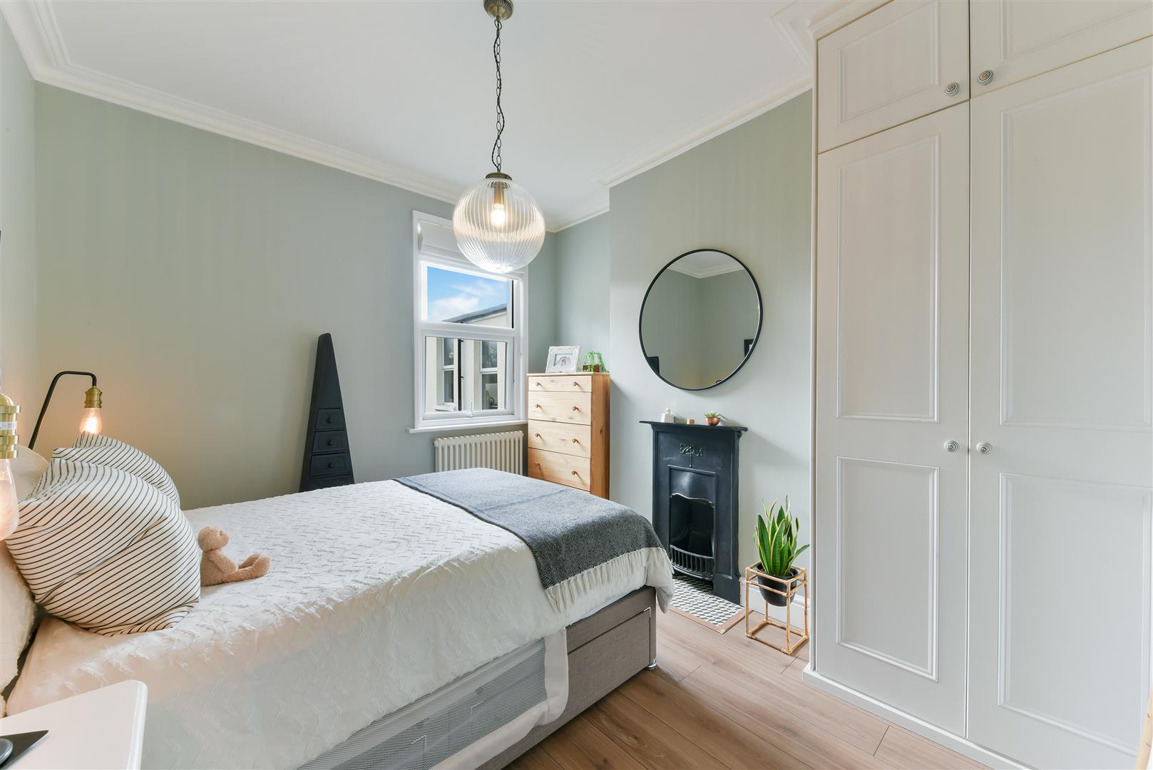 Flat Fortescue Road in Greater London