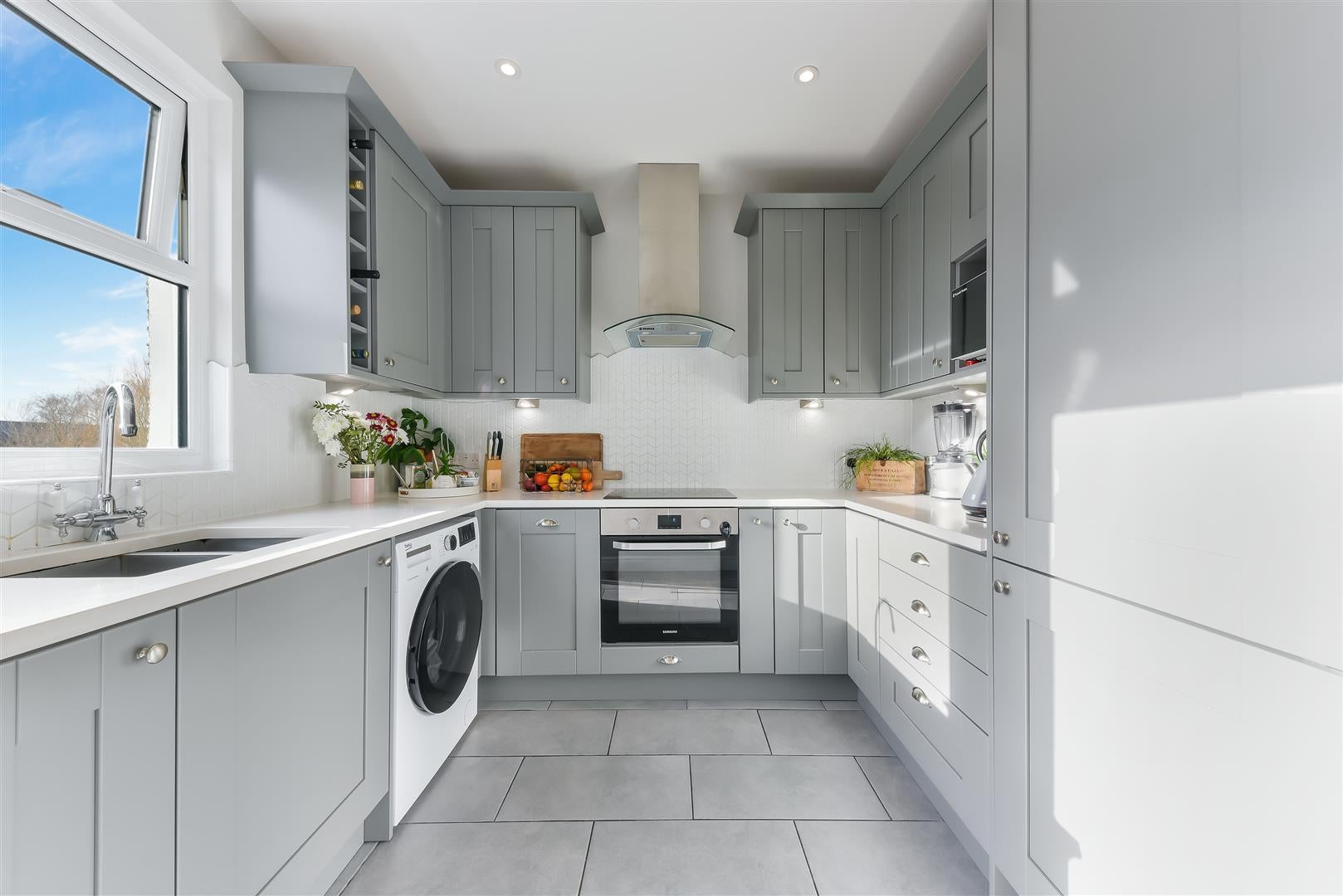 Flat Fortescue Road in Greater London