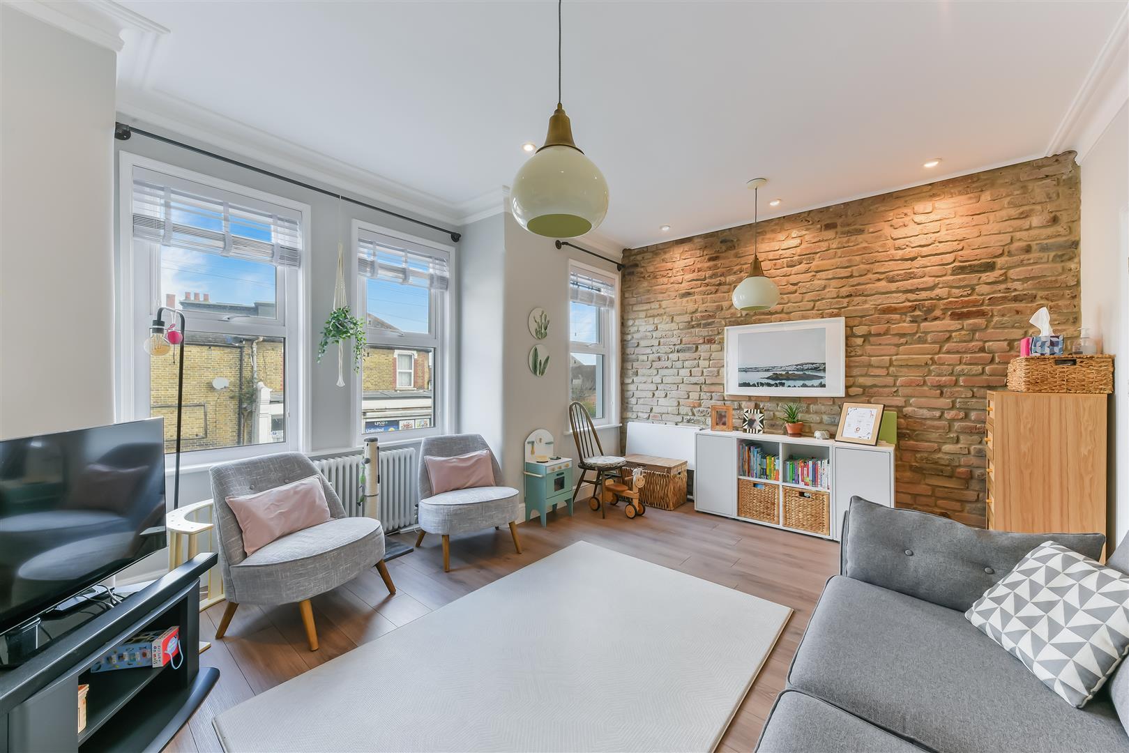 Flat Fortescue Road in Greater London