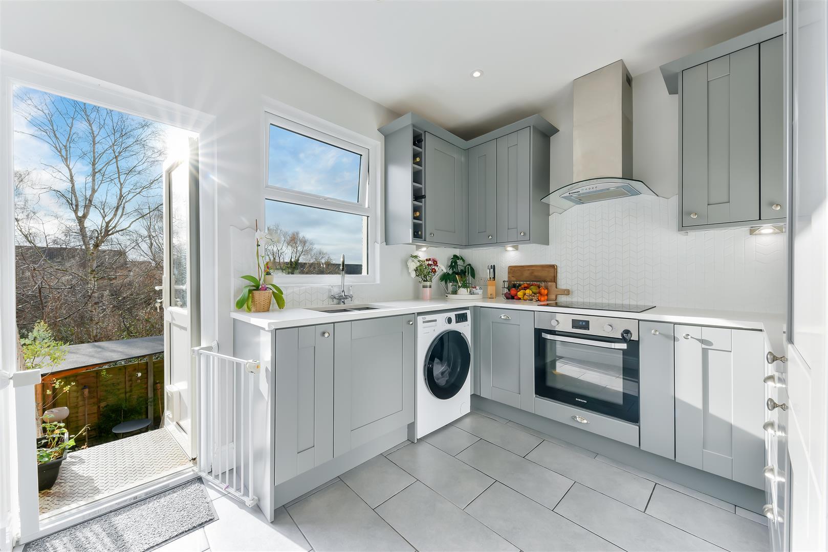Flat Fortescue Road in Greater London