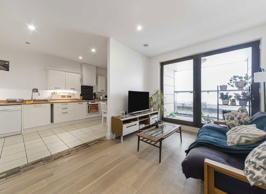 Flat Oak Square in Greater London