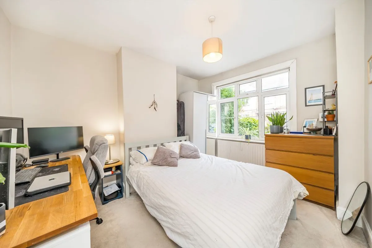 Flat Heathfield Square in Greater London