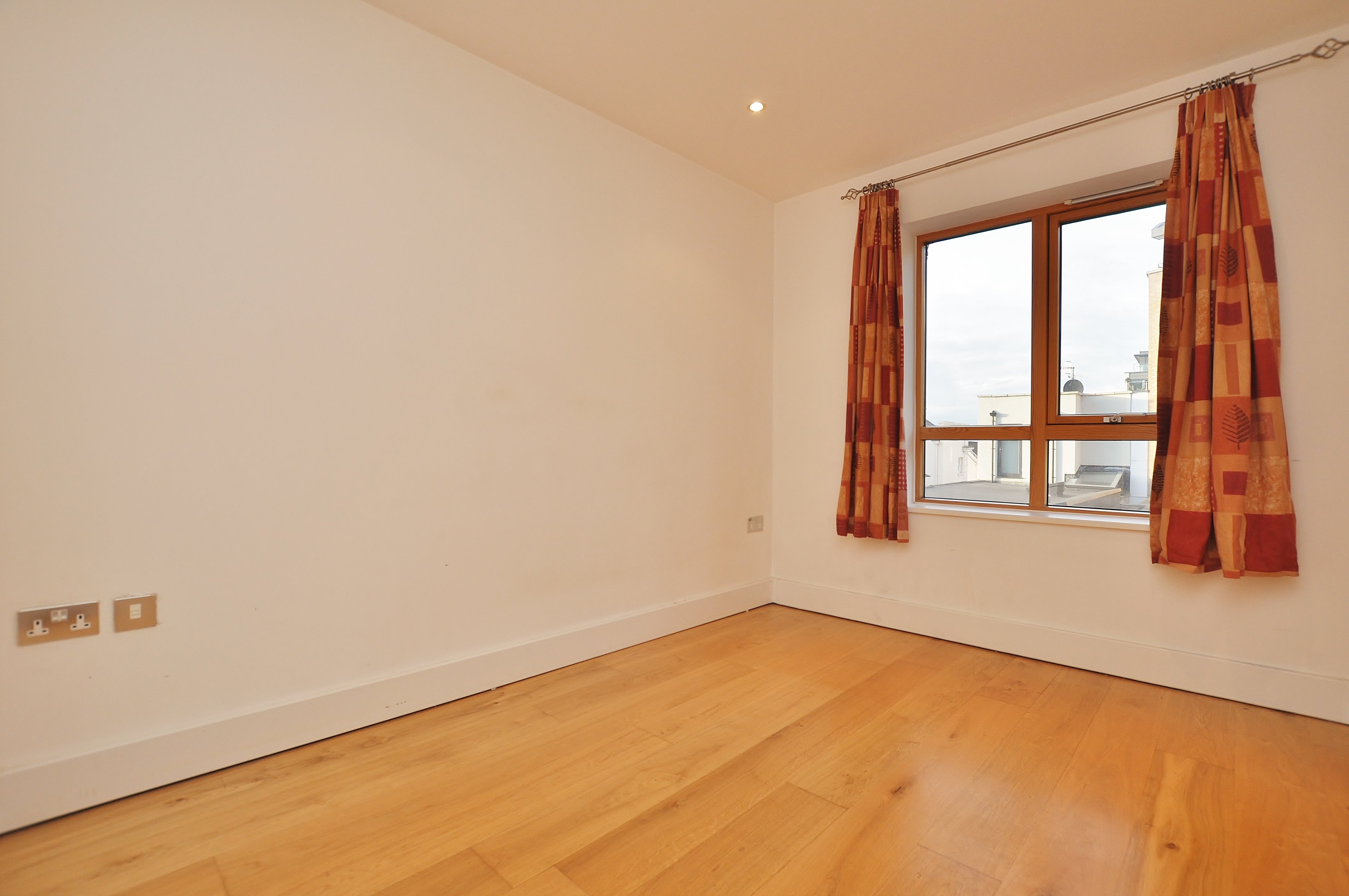 Flat Sydenham Road in Guildford