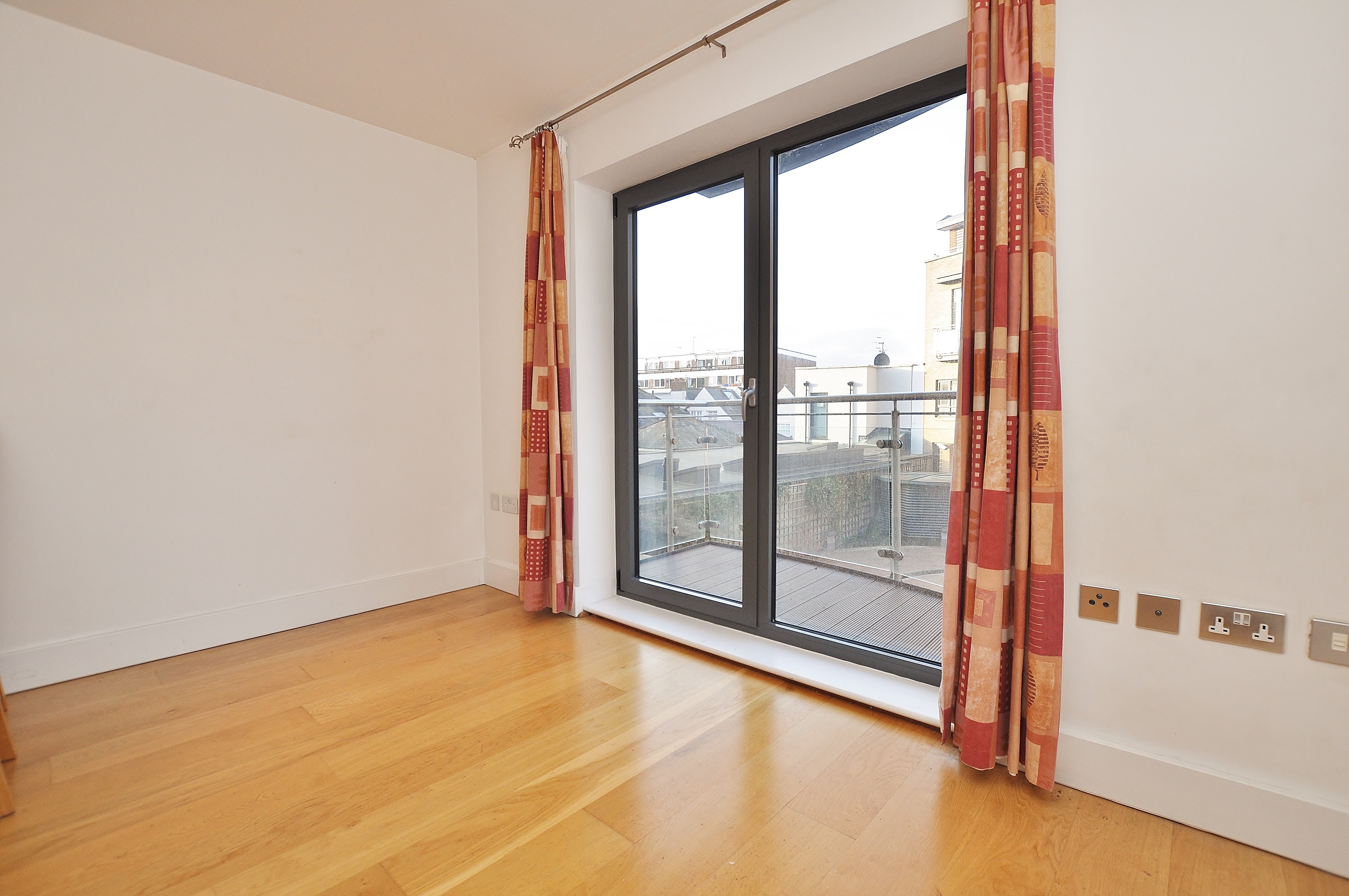 Flat Sydenham Road in Guildford