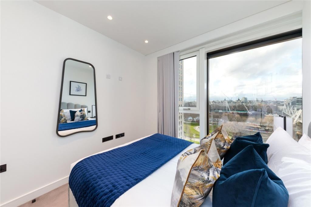 Flat Greenham Close in Greater London