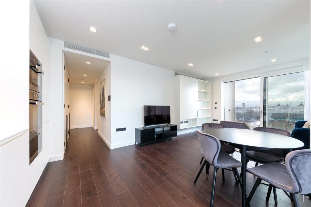 Flat Greenham Close in Greater London