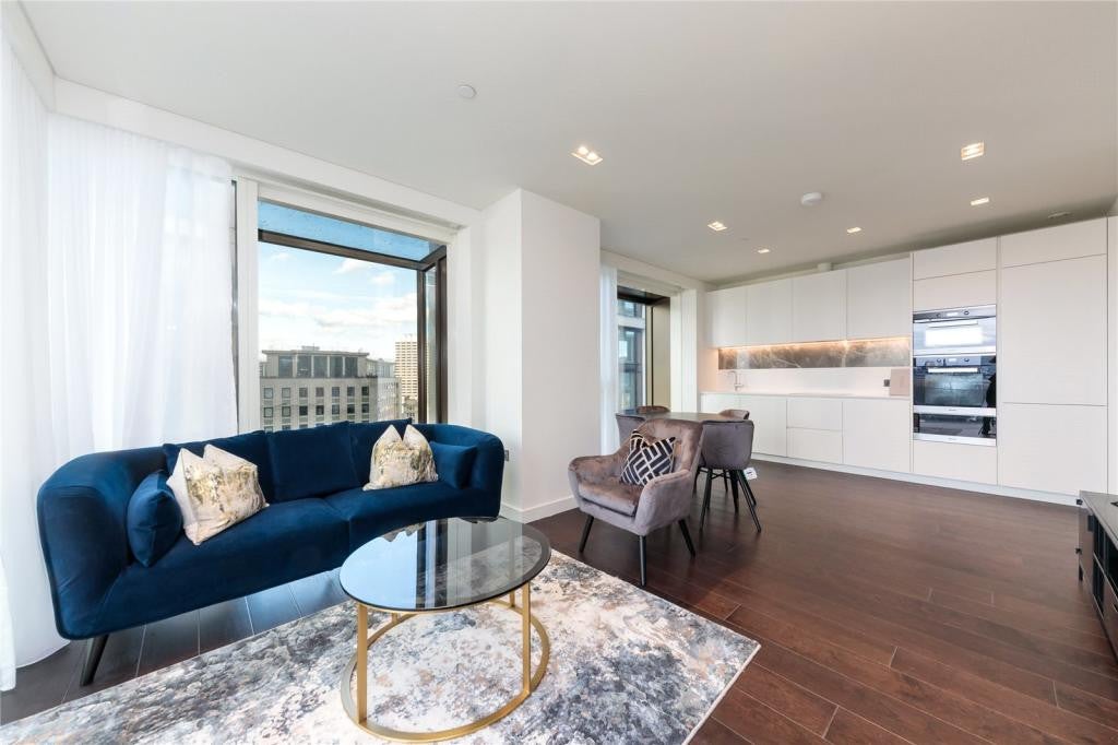 Flat Greenham Close in Greater London