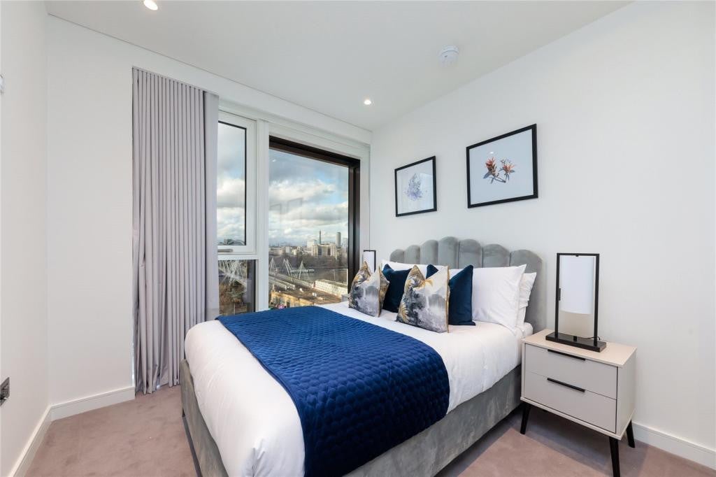 Flat Greenham Close in Greater London