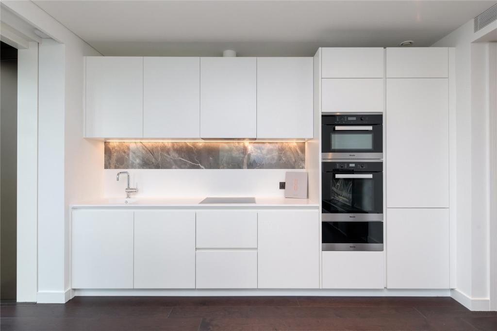 Flat Greenham Close in Greater London