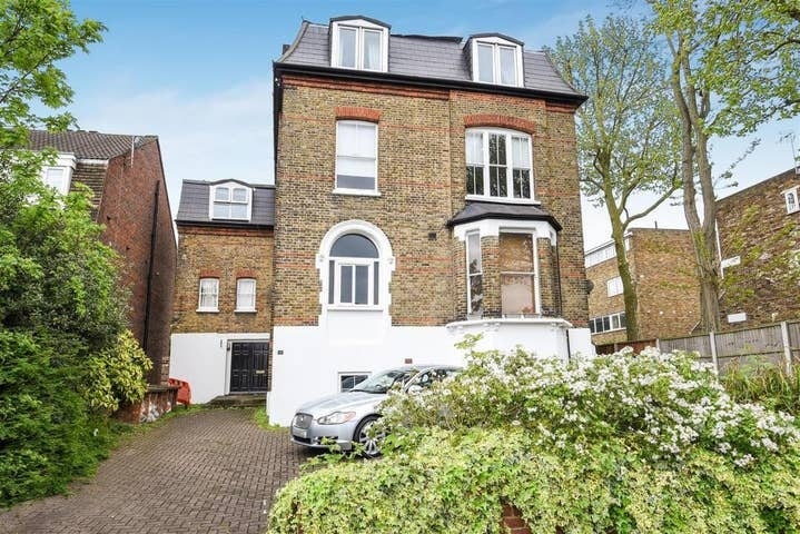 Flat Dingley Lane in Greater London