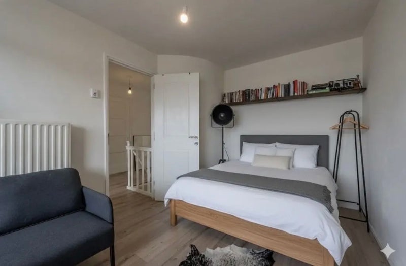 Room Cross Flatts Place in Leeds