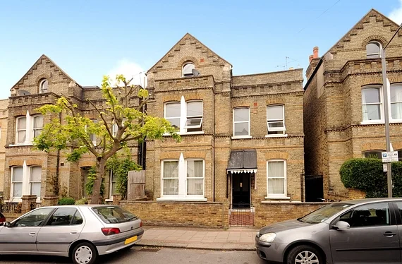 Flat Werter Road in Greater London